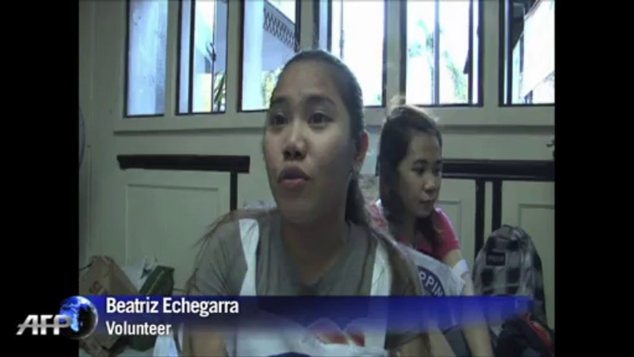 Volunteers queue up to help Philippines aid effort