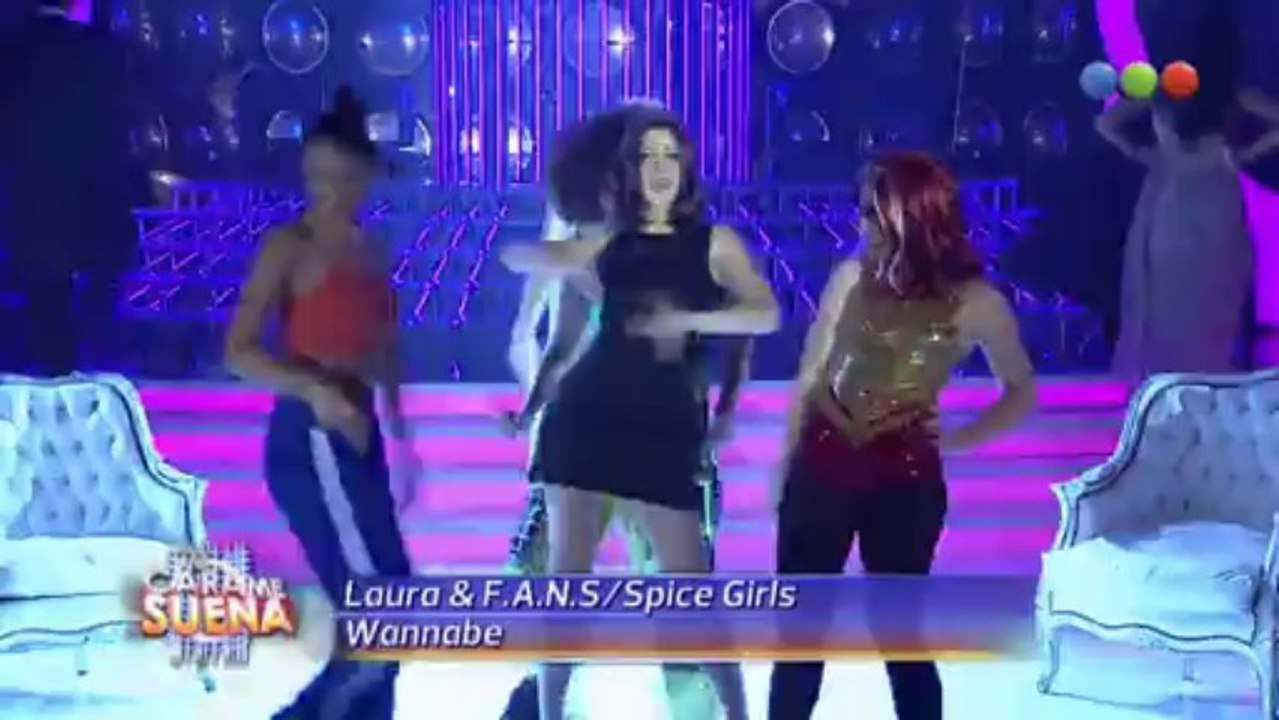 Laura Esquivel con FANS haciendo de las Spice Girls