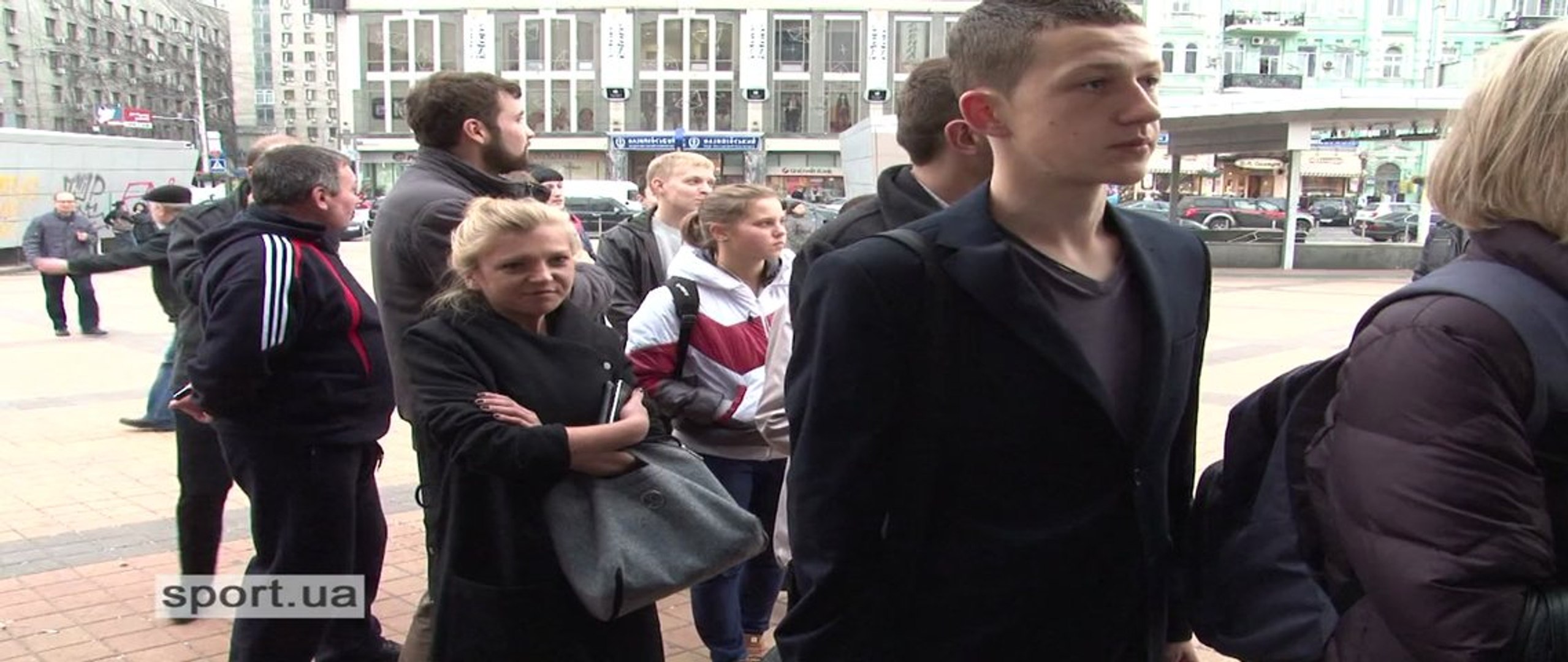 ⁣Україна - Франція. Кілометрові черги за квитками