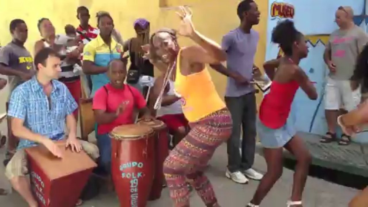 WWW.DANSACUBA.COM danseuses orishas dans la rue carnaval juillet 2013