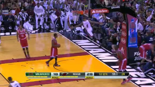 Wade to... Beasley! Beasley 代替了 James的角色，接應 Wade的傳球 alley-oop!