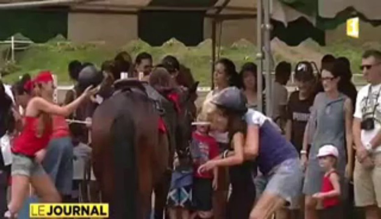 Une petite fille se blesse à cheval pendant une course hippique