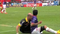 Un footballeur mord un adversaire en plein match