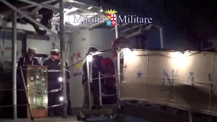 Sicilia - Marina Militare fermati scafisti (11.11.13)