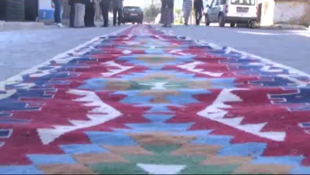 Dünyanın en uzun el dokuma kilimi rekor peşinde