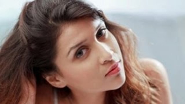 Priyanka Chopra's Cousin Barbie Handa To Debut In Bollywood