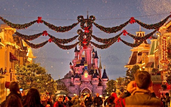 Reportage : Les célébrités fêtent déjà Noël à Disneyland Paris