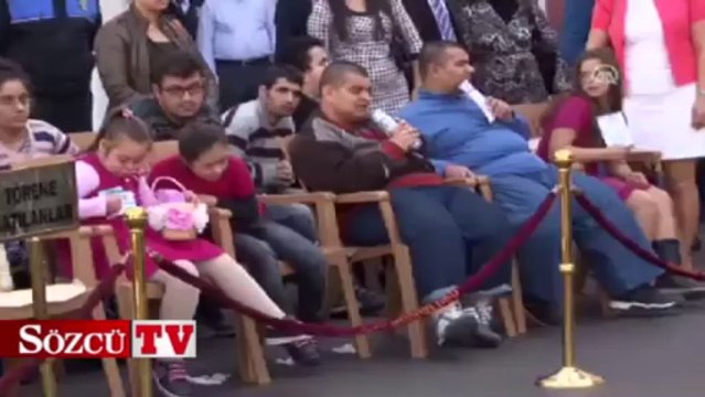 Polislerden işaret diliyle İstiklal Marşı