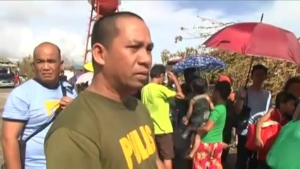 Philippines : des rescapés du typhon se pressent sur l'aéroport de Tacloban