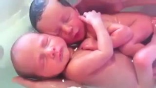İzlenme rekoru kıran ikizler kendilerini anne karnında sanıyor