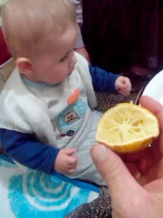 YOK DAHA NELER.....ekmek peynir yer gibi LİMON yiyen bebiş..