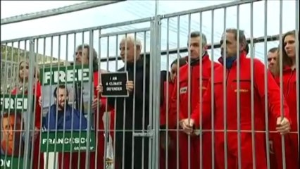 Marion Cotillard se met en cage pour Greenpeace