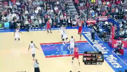 林書豪看準 Howard 轉身的時機，妙傳給他 alley-oop!