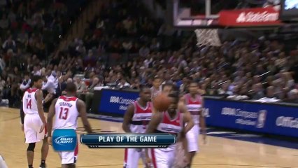 La magnifique passe au-dessus de la tête de Nando De Colo