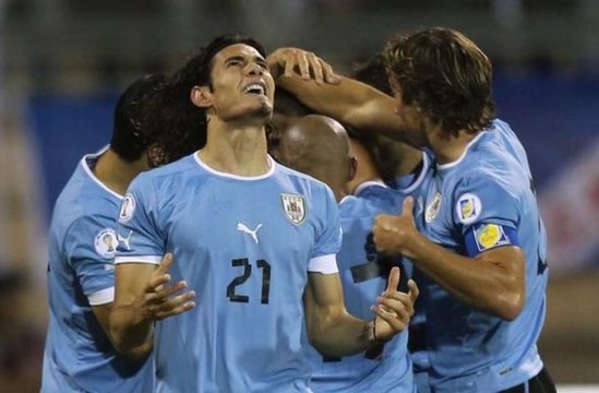 Le coup franc parfait de Cavani !
