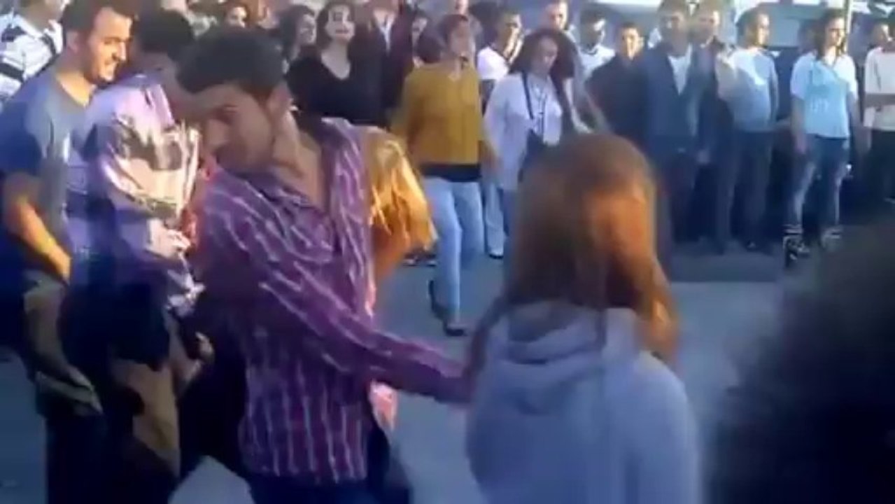 Biz Her Yerde Oynarız Kemençe Sesini Duyunca (Rize Kalkandere)