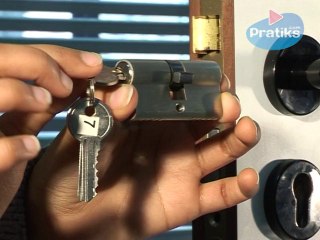 ¿Cómo cambiar el bombín de una cerradura?