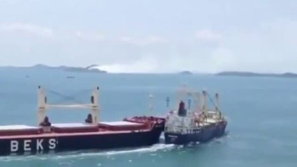 Скачать видео: Dumbest BOAT Pilots ever : Ship Accident in Singapore