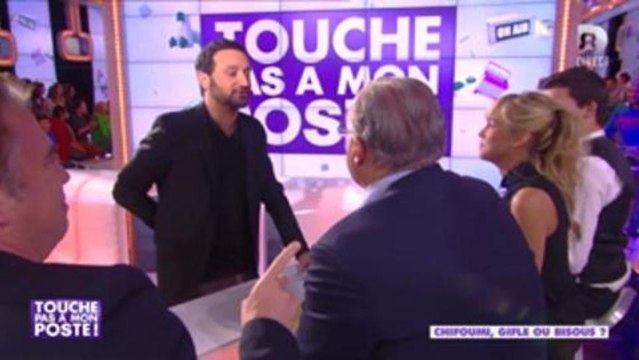 Cyril Hanouna se prend des baffes de la part de toute l'équipe de Touche pas à mon poste