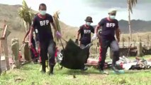 Filipinos enterram mortos e sobreviventes pedem ajuda