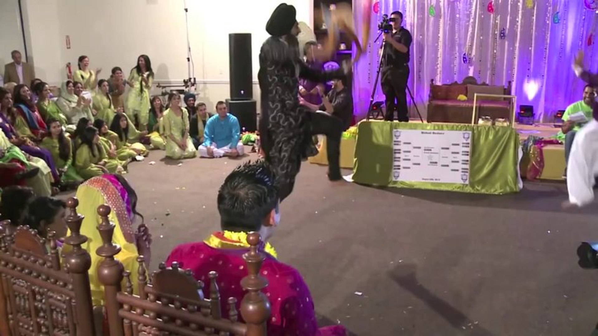 Mehndi Dance Ind Pak dancing group.. Guddi :p
