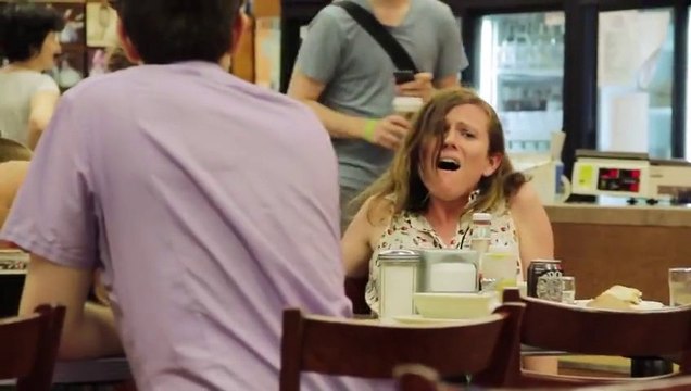 Quand Harry rencontre Sally : scène de l'orgasme simulé jouer dans un restaurant... Enorme