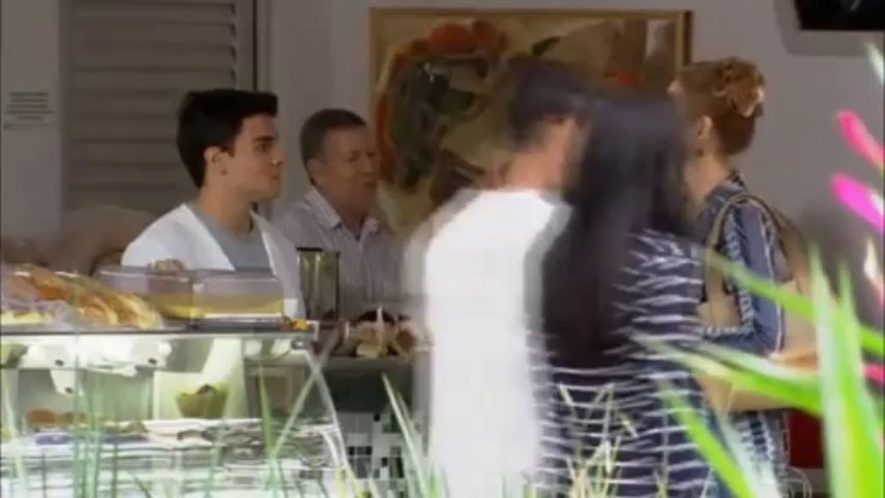 Meg cai da escada!