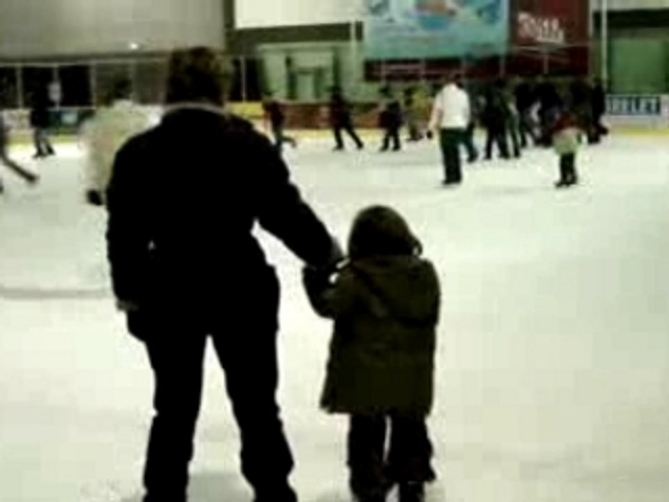 chloe a la patinoire