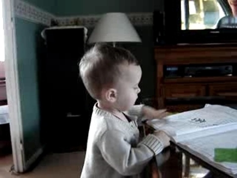 axel qui regarde un cahier
