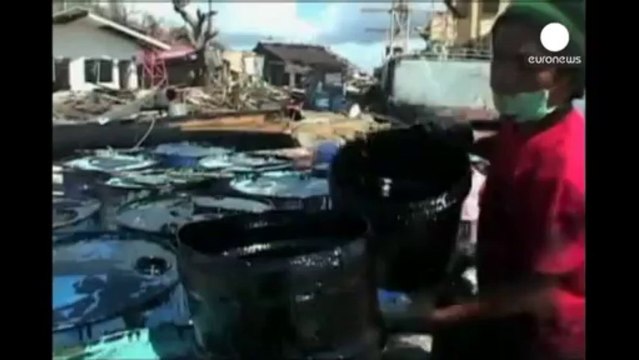 Filippine: Hayan scaraventa chiatta sulle coste, 200mila litri di greggio in mare