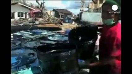 Haiyan: marea negra tras estrellarse contra la costa una plataforma petrolífera