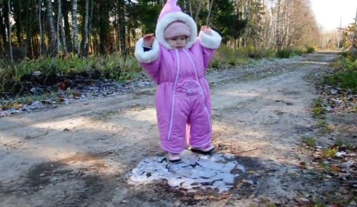 Cette petite fille va découvrir une flaque gelée pour la première fois de sa vie !