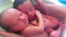 Bébés Jumeaux prennent leur bain, dans les bras l'un de l'autre. TROP MIGNON