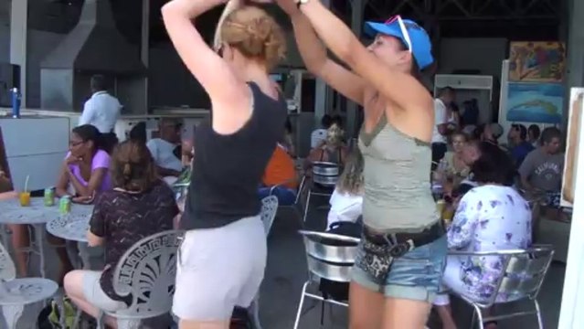 WWW.DANSACUBA.COM Les filles du stage font une deniere salsa la Havane Carnaval juillet 2013