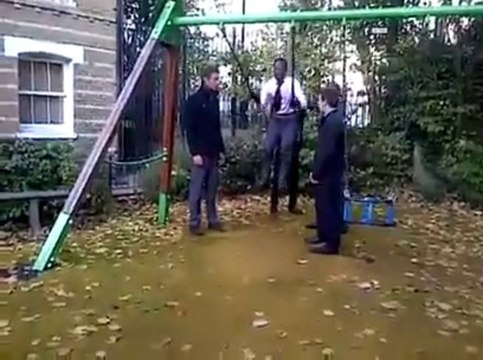 Il éclatent leur pote en le poussant sur la balançoire. FAIL... ça c'est des potes!