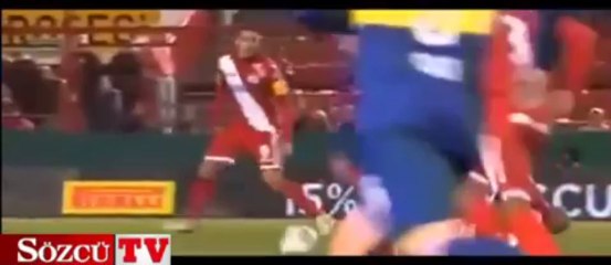 Tải video: Futbol tarihinde görülmemiş olay