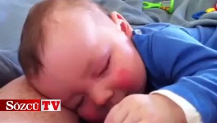 Rüyasında gülen bebek