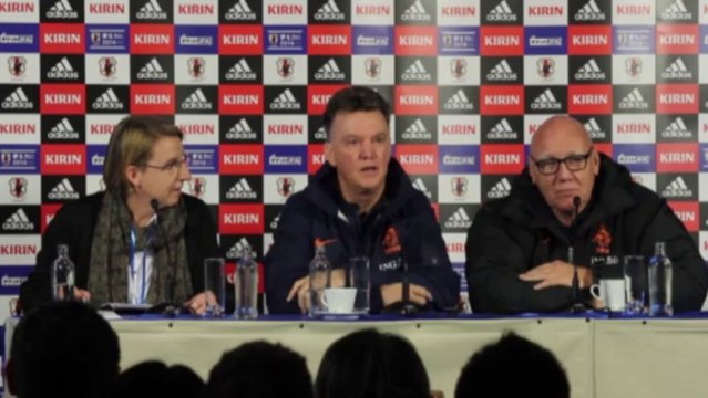 Van Gaal calls on youngsters to impress