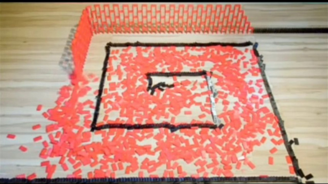 obra de arte con piezas de domino