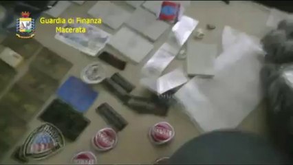 Скачать видео: Macerata - Scoperto laboratorio del falso - Sequestrati 120mila capi contraffatti (15.11.13)