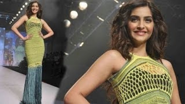 Sonam Kapoor Walks The Ramp @ Signature International Fashion Weekend 2013