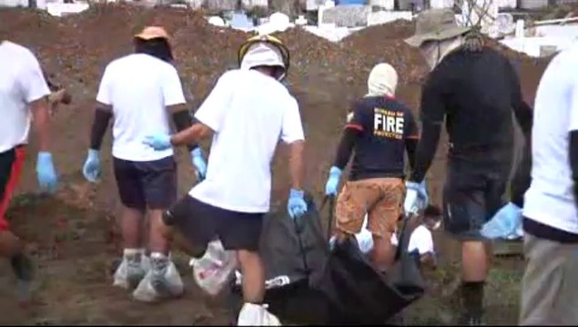 Cesetler toplu mezarlara gömülüyor