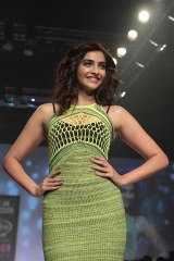 Prateik,  Sophie cheer for  Sonam Kapoor as  she walks the ramp