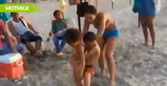 МОТИКА: Шокантното играње на две бразилски деца на плажа