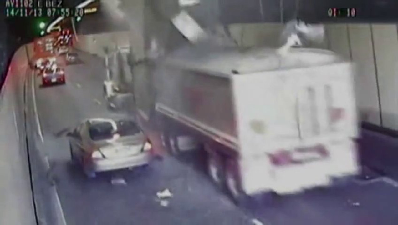 Un camion arrache le toit d'un tunnel. Violent!
