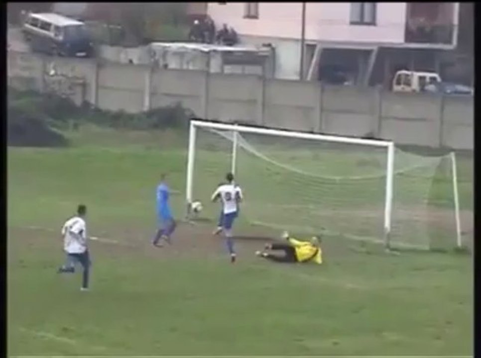 Rater un but tellement facile... Honte à ce joueur de foot.