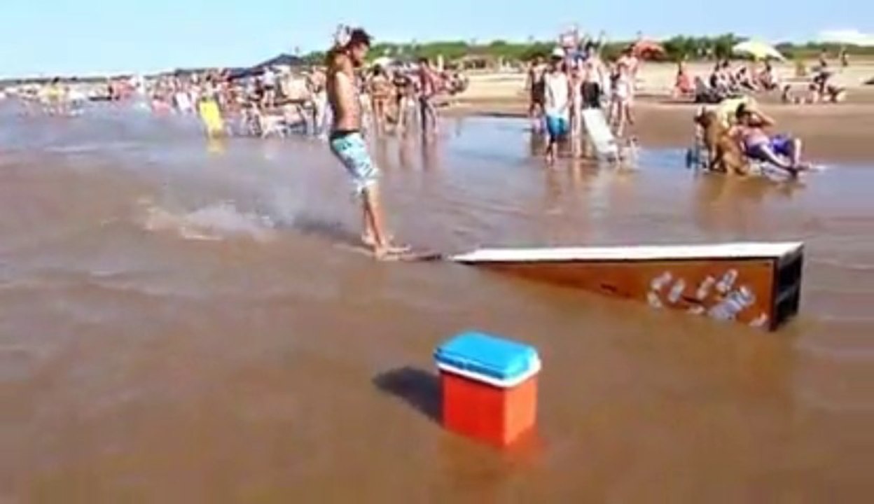 Un Wakeboarder s'éclate le dos devant tout le monde... FAIL de la HONTE!