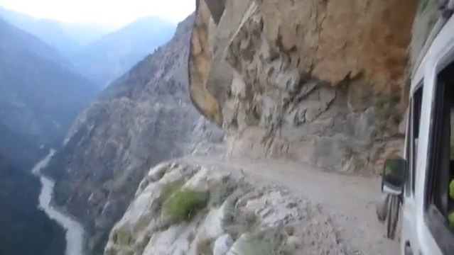 Route de l'extrême : au bord d'un ravin en Inde. La folie!