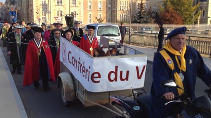La confrérie du veau défile en ville.