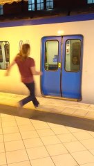 Ouvrir les portes du métro en BACKFLIP!